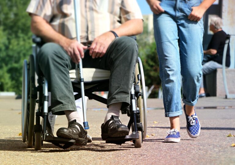 What’s the Difference Between a Nurse and a Personal Support Worker (PSW)?