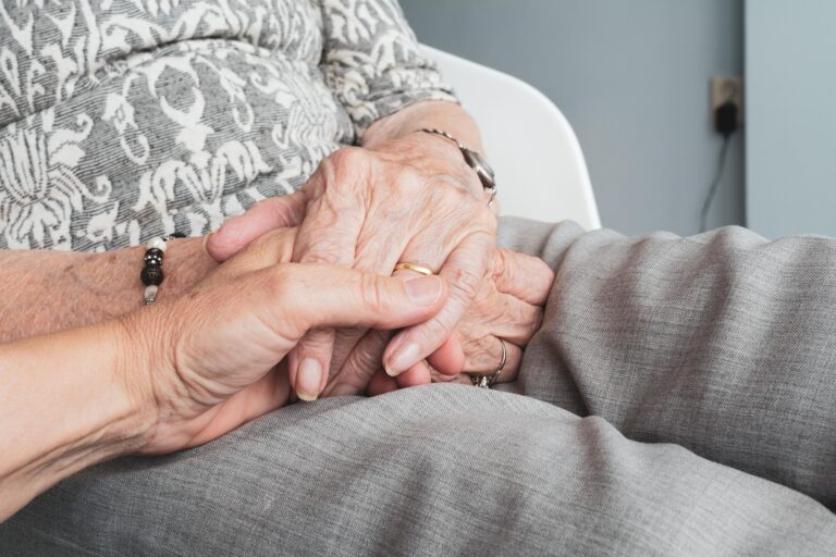 Does Your Aging Parent Need More Help at Home? 7 Signs to Watch for This Fall